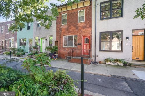 738 Medina St, Philadelphia, PA 19147-5727