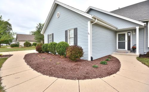 314 Sand Hill Ln, Dousman, WI 53118-8812