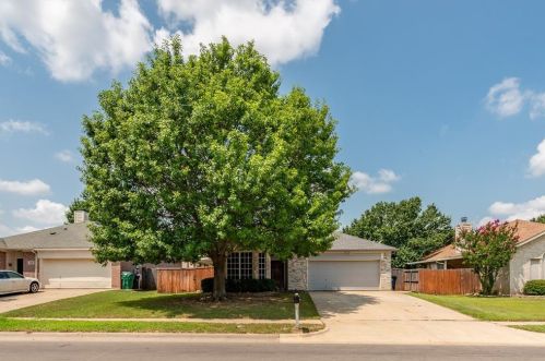 3932 Overlake Dr, Denton, TX 76210-3421