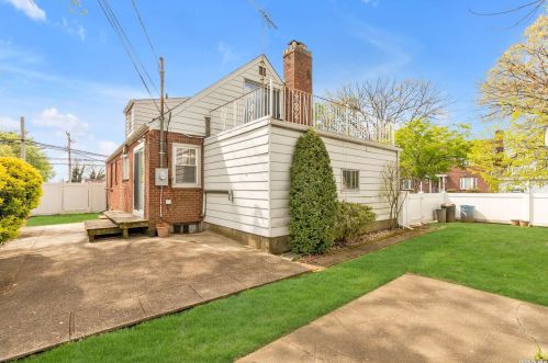 2 Oak Dr, New Hyde Park NY  11040-3315 exterior