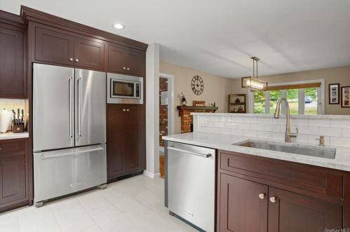 61 Pigott Rd, Mahopac, NY 10541-4433