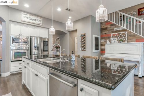 15 Solstice Ct, Oakley CA  94561-1759 exterior