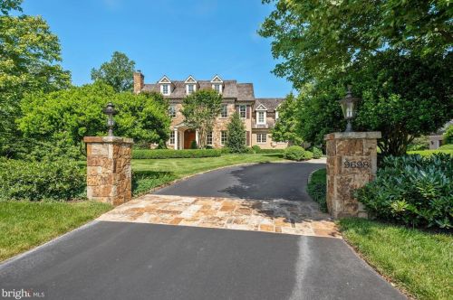 9698 Mill Ridge Ln, Great Falls, VA 22066-2300