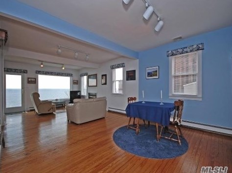 137 Shore Dr, Scotts Beach, NY 11789-1145