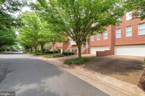 8018 Kamehameha Pl, Gainesville, VA 20155-2850