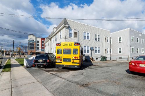 8 Green St, Woodbridge, NJ 07095-3320