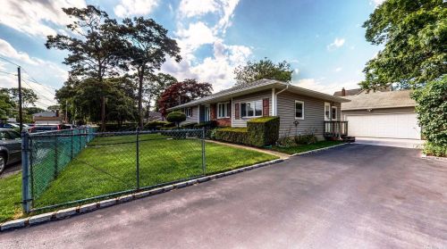 387 Albert St, Holbrook, NY 11741-2901