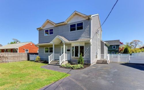 679 Montauk Blvd, Oakdale, NY 11769-1320