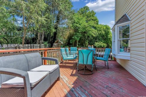 6 Stuart Ct, Huntington Station NY  11746-4237 exterior