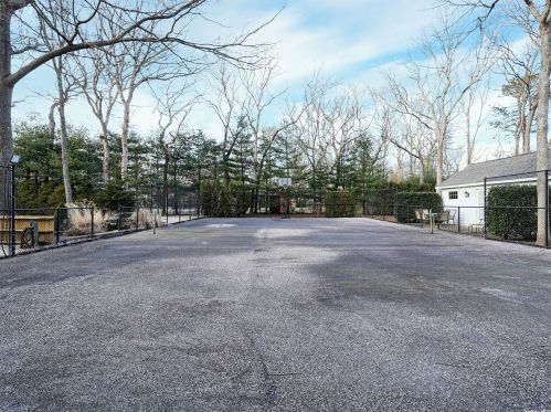 18 Drew Dr, Eastport NY  11941-1335 exterior