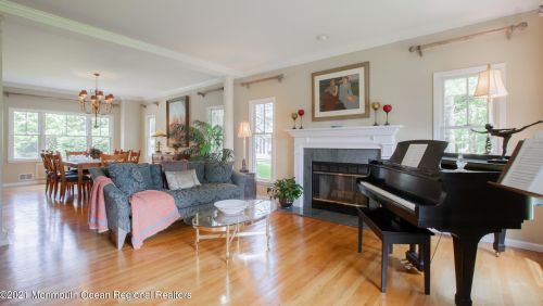 32 Carriage House Ln, Little Silver NJ  07739-1729 exterior