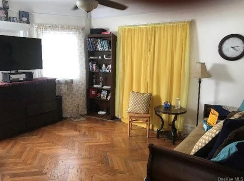 684 237th St, Bronx, NY 10466-1412