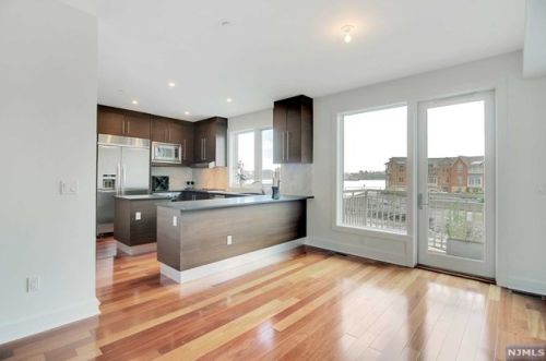 1 Vela Way, Edgewater NJ  07020-1563 exterior