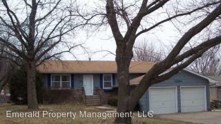 1320 Overlook Dr, Manhattan KS  66503-2555 exterior