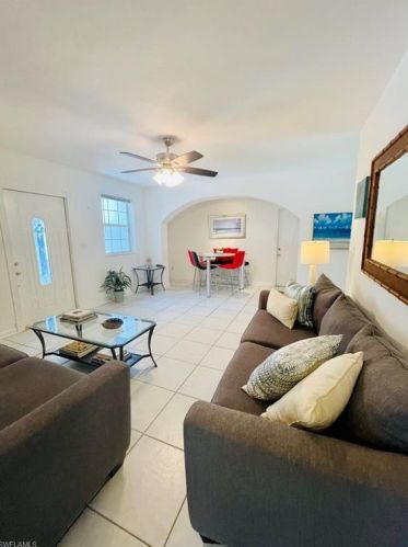732 12th St, Naples, FL 34120-9401