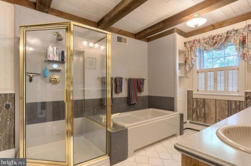 6411 Devonshire Hts Rd, Harrisburg PA 17111-4818 exterior