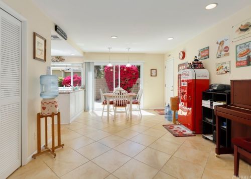 6569 Pinion St, Calabasas CA  91377-1212 exterior