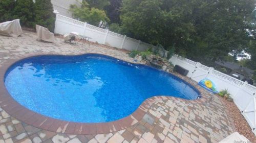 47 Granada Cir, Mount Sinai, NY 11766-2807