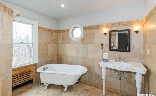 18 Hillside Ave, Muttontown NY  11545-1916 exterior