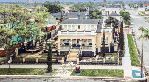 1227 Ball St, Galveston, TX 77550-5017