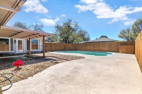 702 Carleton Dr, Richardson TX  75081-5906 exterior