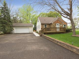 2621 Ariel St, Saint Paul, MN 55109-5116