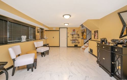 1523 Gardiner Dr, Bayshore, NY 11706-1409