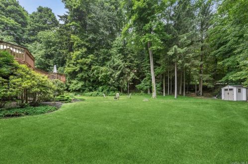 2 Old Farm Ct, West Nyack NY  10994-1210 exterior