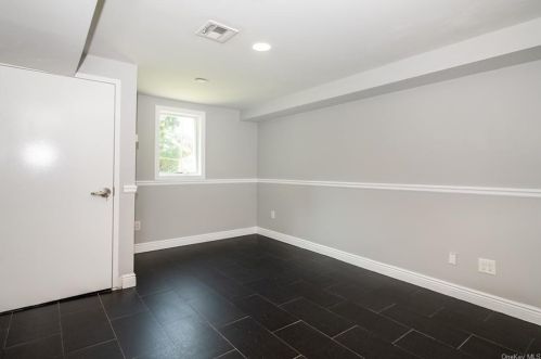 73 Rolling Way, New Rochelle NY  10804-2405 exterior