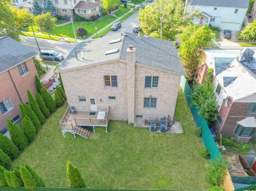 21504 86th Ave, Jamaica, NY 11427-1422