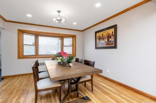 545 Queen St, Westbury NY  11590-1399 exterior