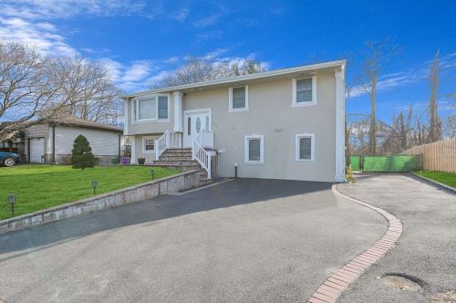186 Missouri Ave, Bayshore, NY 11706-4536
