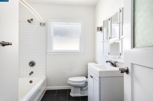 1301 60 Ave, Oakland CA 94621-3912 exterior