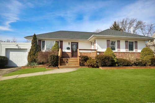 598 Center Chicot Ave, West Islip, NY 11795-4006