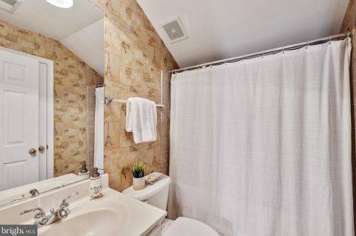 8701 Lords View Loop, Gainesville VA  20155-5806 exterior