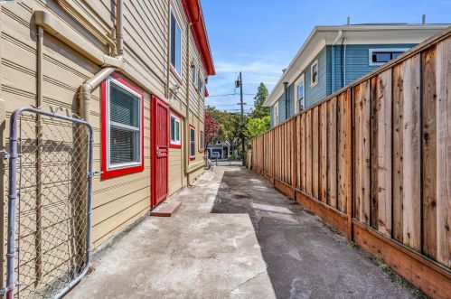 5531 Fremont St, Oakland CA 94608-2216 exterior