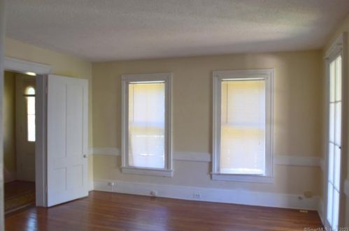 13 Pleasant St, Woodbury CT  06798-2927 exterior