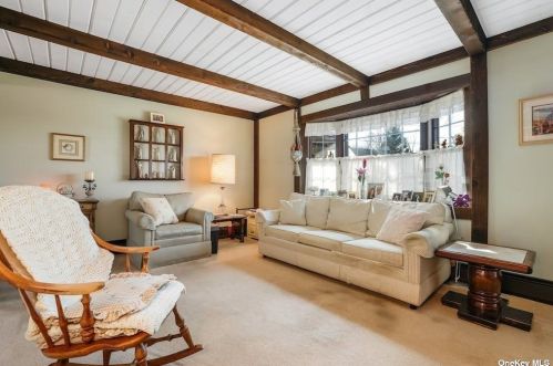 34 Flagstone Ln, Westbury NY  11590-6531 exterior