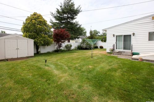 472 Piping Rock Rd, Seaford NY  11783-1038 exterior