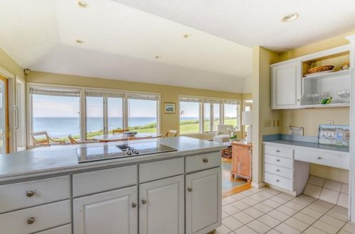 250 Ocean Rd, South Kingstown RI  02882-1346 exterior