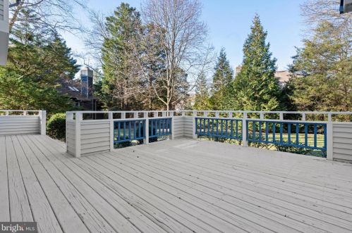 12015 Walnut Branch Rd, Herndon VA  20194-5616 exterior