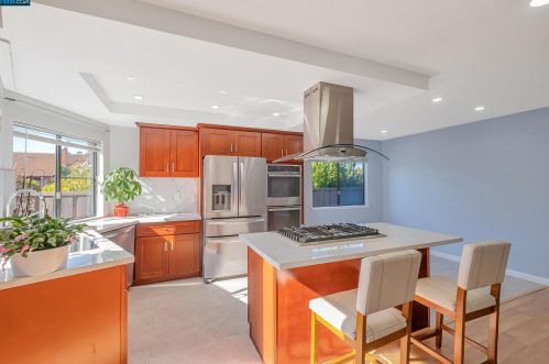 701 Begonia Dr, San Leandro CA  94578-3804 exterior