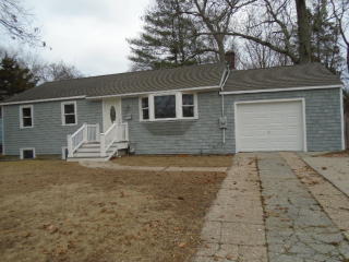 418 Howell Ave, Northampton, NY 11901-6208