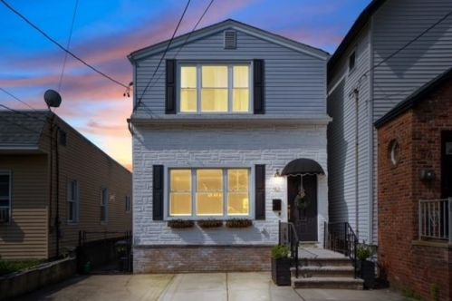 92 10th St, Bayonne, NJ 07002-2513