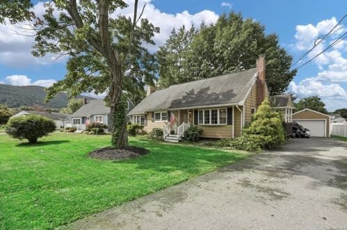 14 Heath Rd, Fishkill, NY 12524-2027