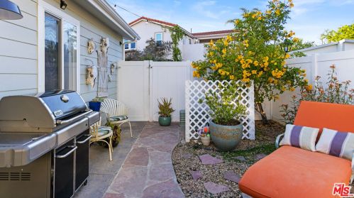 154 Navajo Ln, Topanga CA  90290-4451 exterior