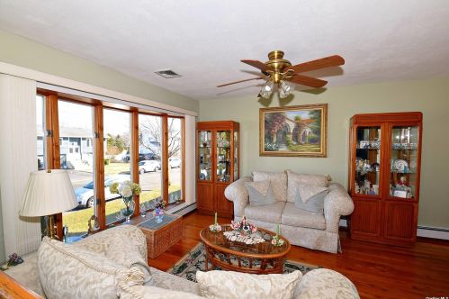 353 Vermont St, North Lindenhurst, NY 11757-5242