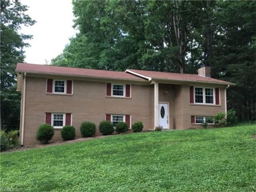 211 Castleton Ln, Hendersonville, NC 28791-8701