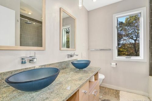 321 Blackberry Dr, Stamford CT  06903-1237 exterior
