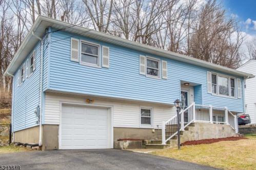 16 Holiday Dr, Hopatcong, NJ 07843-1449
